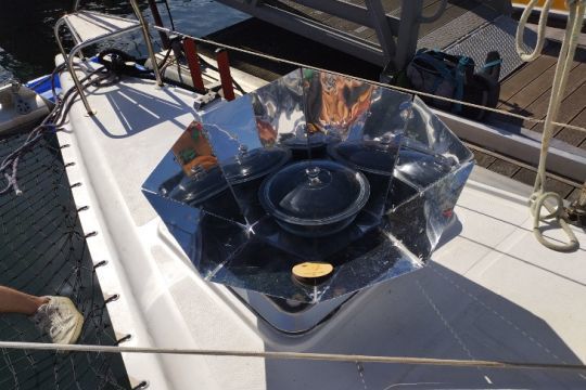Cuisiner en bateau : Des solutions low-tech pour cuire sans gaz ni