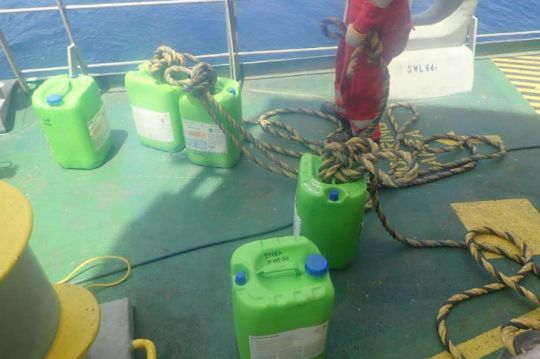 Du carburant fourni par un cargo pour que le catamaran continue sa route
