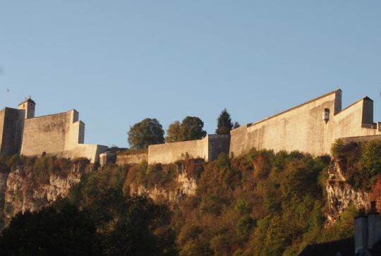 D une Rive L autre De La Citadelle De Besan on Par La Boucle Du Doubs