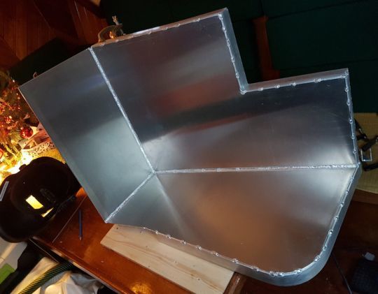 Une pièce en aluminium a été conçue sur mesure pour y accueillir le poêle et diffuser la chaleur.
