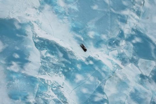 Le catamaran dans les glaces © Sébastien Roubinet