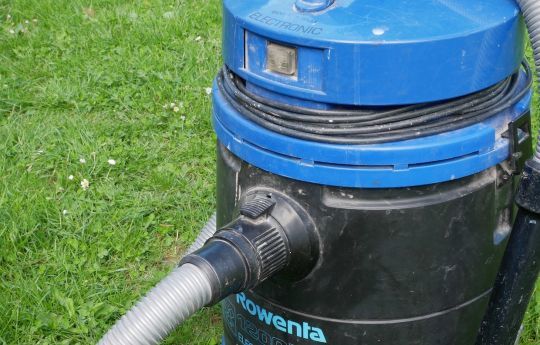 Un aspirateur à eau permet d'éliminer proprement l'eau des fonds