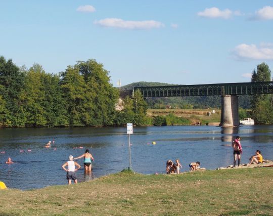 La plage pour une baignade rafraichissante