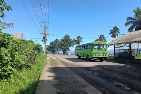 Un bus sur la route côtière de Savusavu ©Julie Leveugle