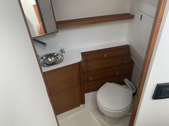 Le cabinet de toilette avec WC marin en option