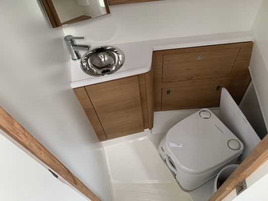 Le cabinet de toilette avec WC chimique en standard