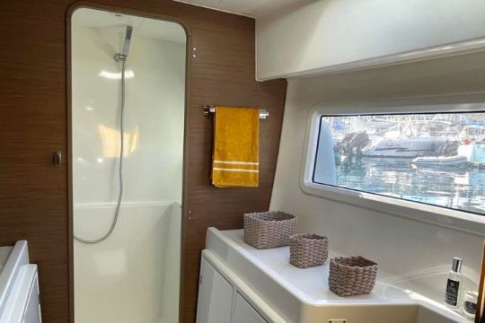 Une salle de bain du catamaran ©Va'a l'odyssée