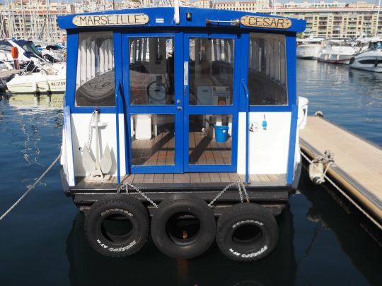 Le Ferry Boat César, qui permet de rejoindre le quai de Rive Neuve à la Mairie