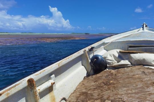 La barque du personnel du chantier, venue le chercher sur l'atoll voisin, à 2 heures de mer ©Julie Leveugle