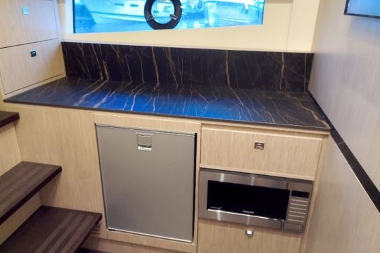 Un meuble avec réfrigérateur et micro-onde