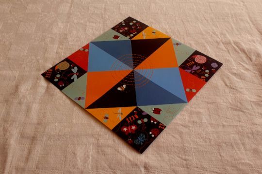 Du papier carré bicolore pour l'origami