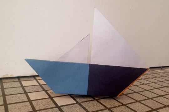 Le voilier en origami à deux voiles
