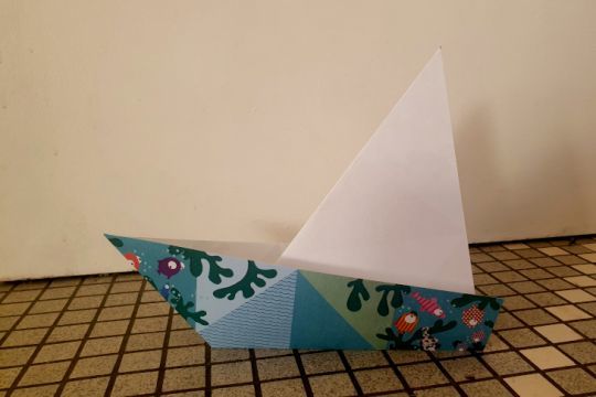 Un voilier à grande voile en origami