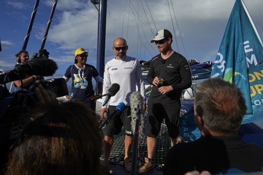 Erwan Le Roux (à droite) a "chippé" la victoire à Quentin Vlamynck, second en Ocean Fifty, à 100 milles de la ligne d'arrivée © 