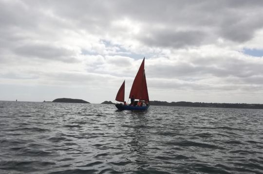 Le Drascombe Coaster sous voiles