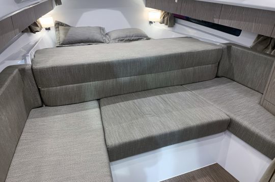 La spacieuse cabine avec son canapé/lit