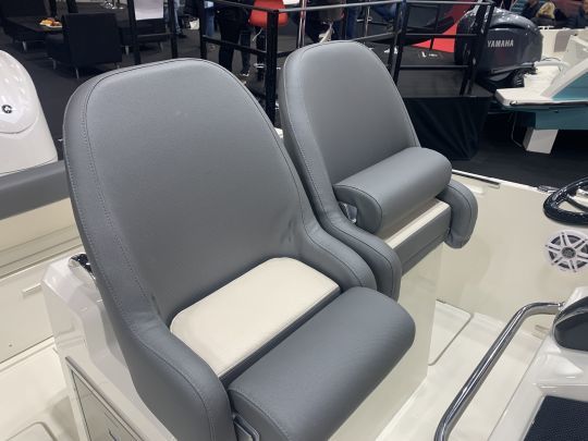 Deux fauteuils confortables pour piloter