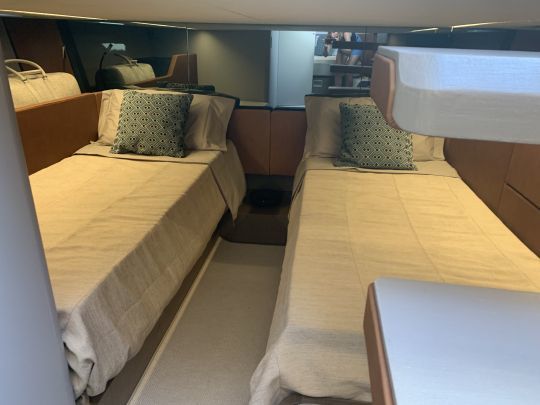 Les deux lits jumeaux dans la mid-cabine qui peuvent laisser la place à un lit double
