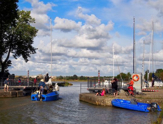 Le bassin de plaisance ouvre autour de la pleine mer