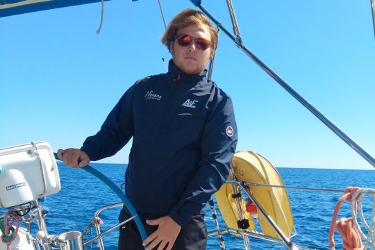 Thomas à la barre de son Bavaria 38 à 18 ans !