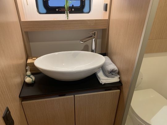 Le meuble du cabinet de toilette avec sa vasque arrondie
