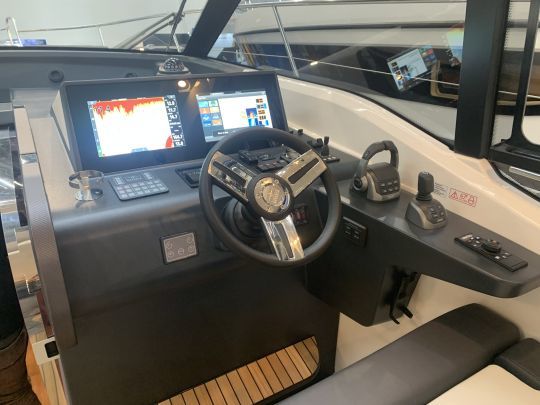 Le poste de pilotage à tribord, avec un positionnement ergonomique de l'électronique