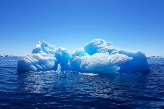 Des icebergs aux couleurs éclatantes