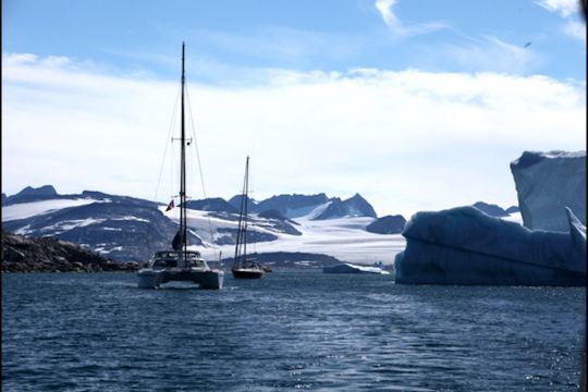 Navigation au Groenland, entourés d'icebergs