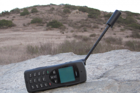 Un téléphone satellite à bord