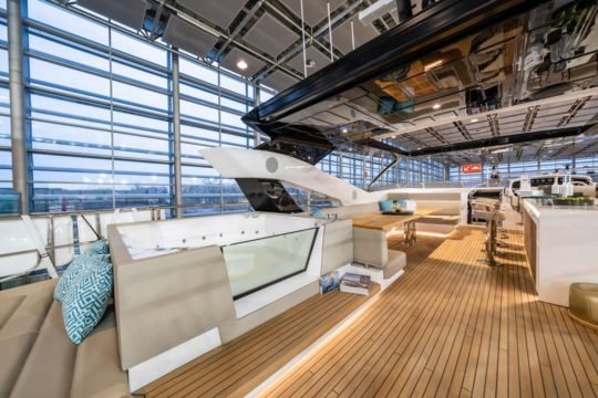 Nouveau, le Sunseeker Meros Signature 95 se dote d'un espace pour le spa