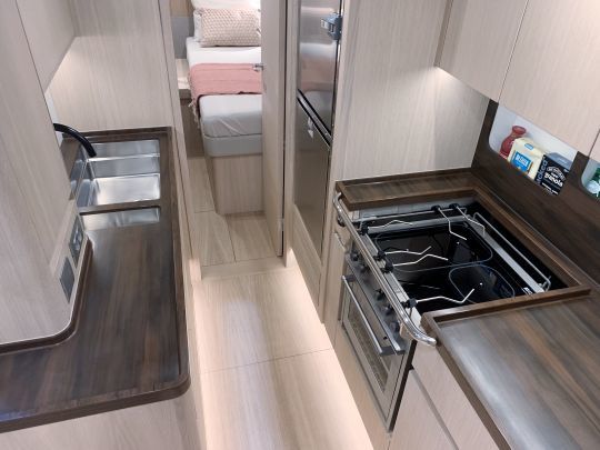 Accès à la première cabine twin sur babôrd depuis la cuisine