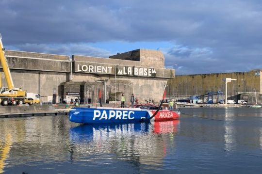 L'IMOCA Paprec Arkea a touché l'eau ce 22 février 2023 à Lorient © Chloé Torterat