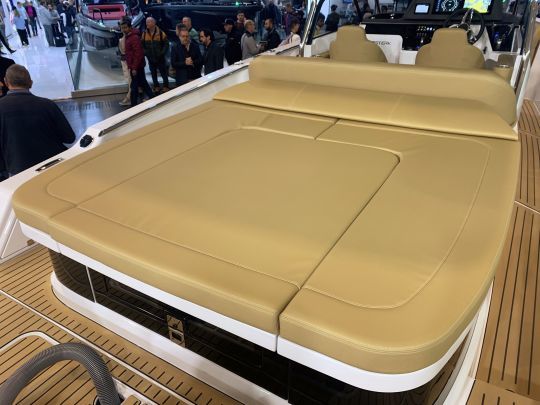 La version Rear Cabin avec bain de soleil sur l'arrière