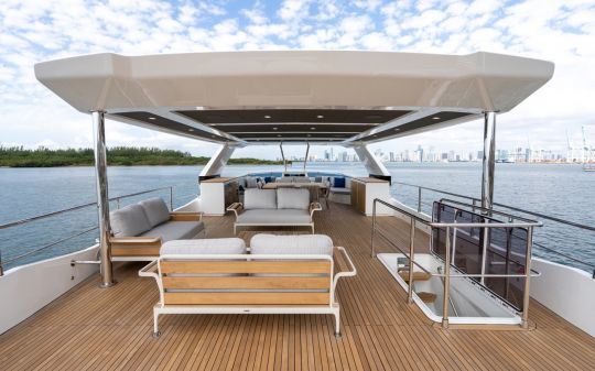 Un très grand flybridge de 65 m2