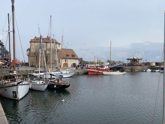 Des bateaux du patrimoine sont amarrés dans le Vieux Bassin