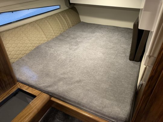 La cabine invité avec son lit double, à tribord