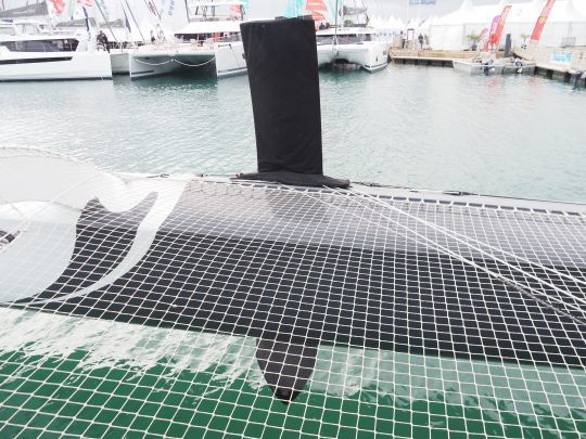 Chaque flotteur est équipé d'un foil en C qui a pour fonction de soulager le flotteur , mais pas de le faire voler