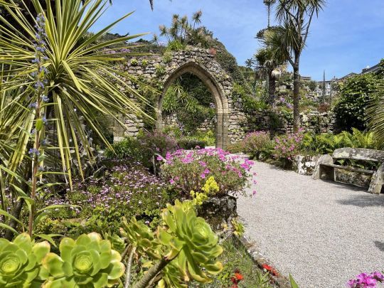 Le jardin est organisé en terrasses orientées sud, protégées du vent par des murs et des arbres. Il contient aussi les ruines d'une abbaye bénédictine du 12e siècle. Il est considéré comme l'un des plus beaux jardins du monde.