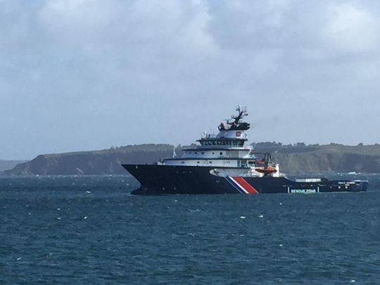 Quand le vent dépasse 25 nœuds (environ 40 km/h), signe d'une tempête ou d'une mer forte, le remorqueur se rapproche de Camaret pour être plus réactif ; quand le temps est calme, il reste au port de Brest.