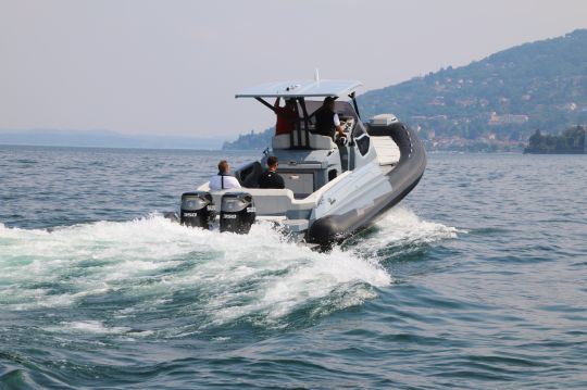 Essai sur le lac Majeur en Italie du nouveau moteur Suzuki DF350AMD, ici en double motorisation sur un Ranieri 38 Executive Trofeo