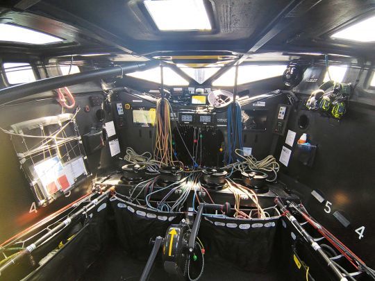 Le fameux cockpit central, qui concentre toutes les commandes. Alan Roura a supprimé une partie de l'électronique installée par Alex Thomson, pour un bateau plus "simplifié"
