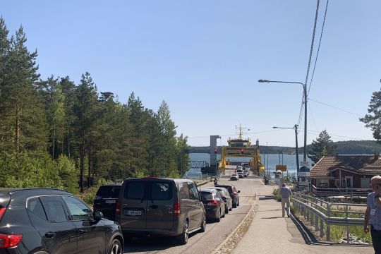 Après 3 heures de bus (ou de voiture), un ferry situé à l'extrémité sud-est de l'île de Lillmalo assure la navette jusque l'archipel de Nagu