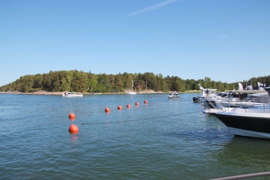 Dans les marinas finlandaises, les bateaux sont amarrés cul à quai. A l'image de la Méditerranée, où on s'amarre sur pendille, chaque bateau dispose d'une amarre munie d'un crochet que l'on vient frapper sur la bouée pour s'amarrer. Une solution vraiment pratique !  