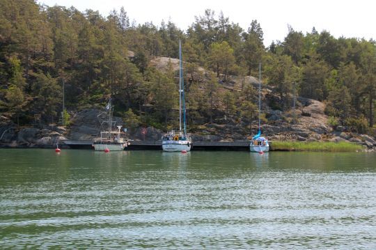 En Finlande, la navigation se fait principalement au moteur. Pour preuve, en 2022, seuls 16 voiliers neufs ont été vendus sur le territoire. Pourtant, dans l'Archipelago, on croise quelques voiliers, principalement à quai.
