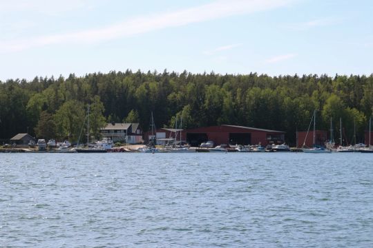 Au coeur de l'archipel, on trouve plusieurs chantiers navals pour entretenir son bateau. Certaines îles abritent également des stations services.