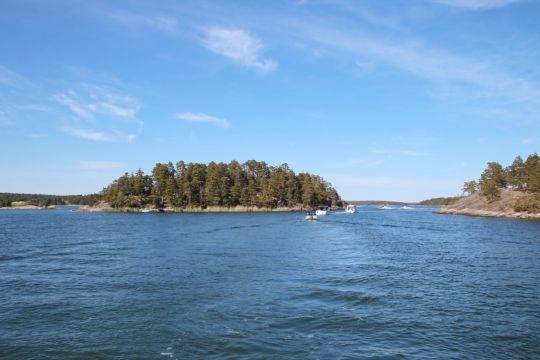 La navigation dans l'archipel finlandais s'apparente parfois (souvent) à un véritable slalom entre les îles et les différents balisages.