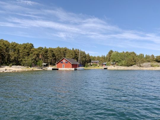 Certains finlandais achètent une résidence secondaire dans l'Archipelago et y laisse leur bateau pour profiter de la saison estivale.