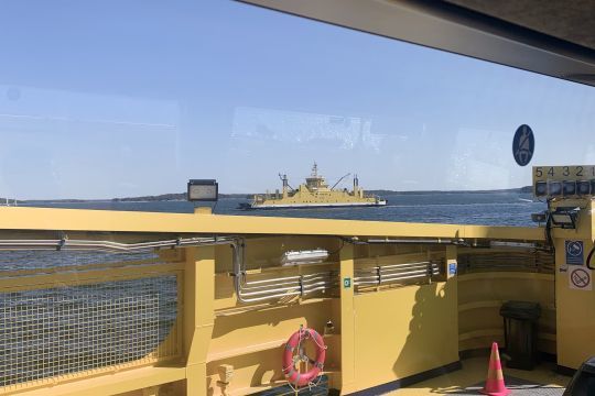Croisement de ferry en mer baltique pour les visiteurs qui arrivent par la route