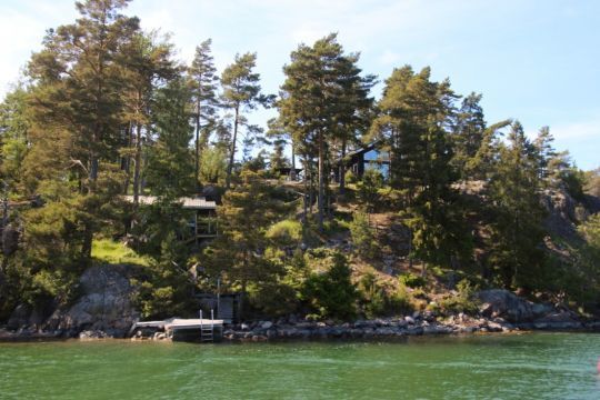 Dissimulée derrière les arbres, cette habitation dispose de son ponton pour explorer l'archipel. Si certaines îles sont habitables, l'achat d'un bien y est très cher.