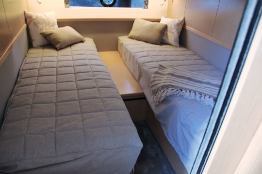 Les deux lits jumeaux de la cabine arrière peuvent être réunis en couchage double